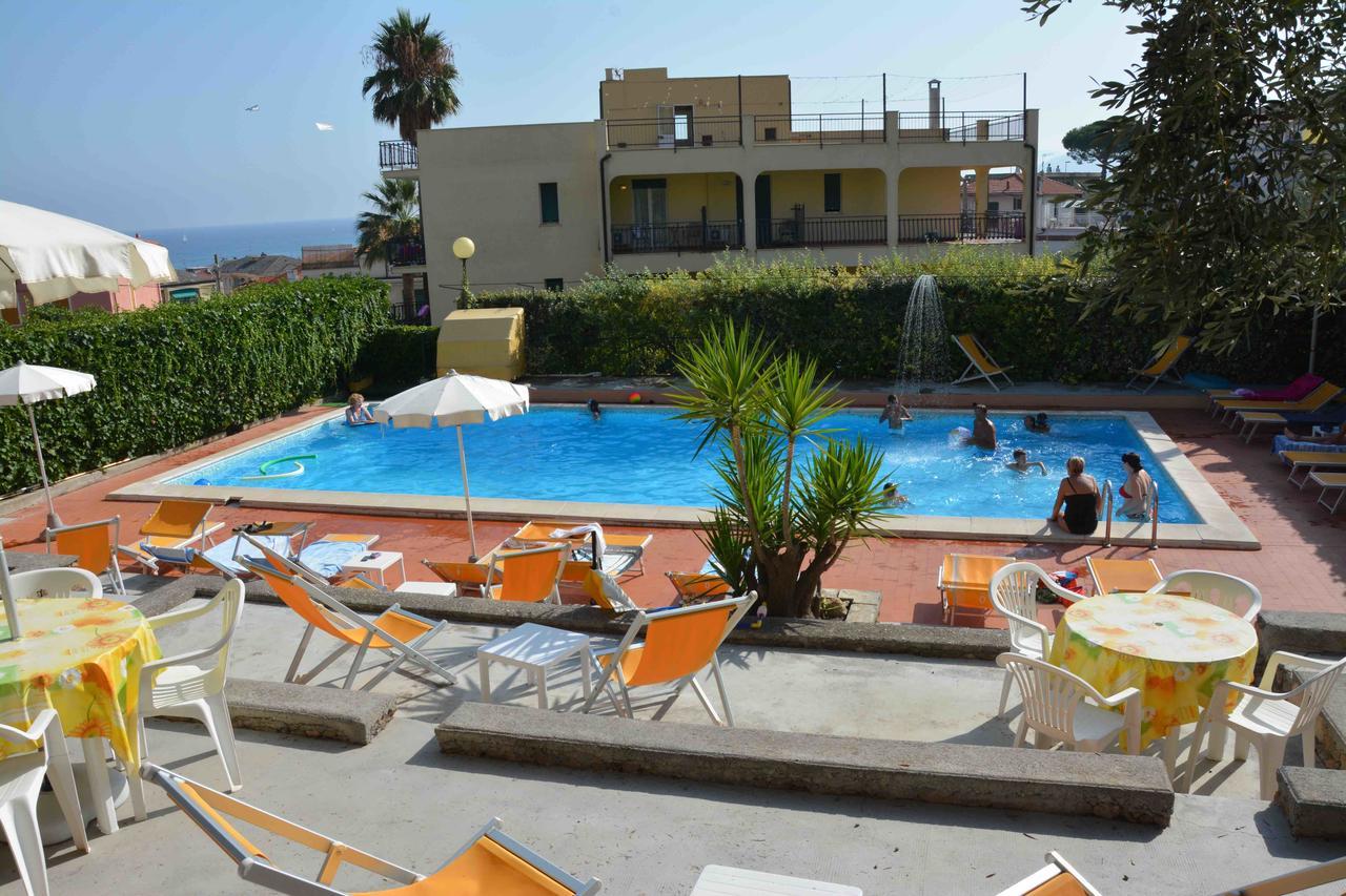 Residence Mare Verde Pietra Ligure Exteriör bild