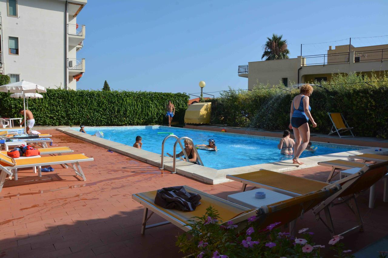 Residence Mare Verde Pietra Ligure Exteriör bild