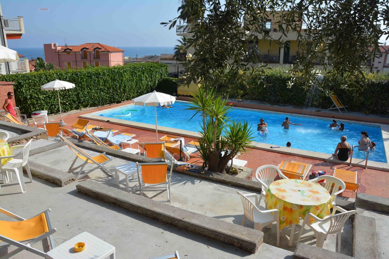 Residence Mare Verde Pietra Ligure Exteriör bild